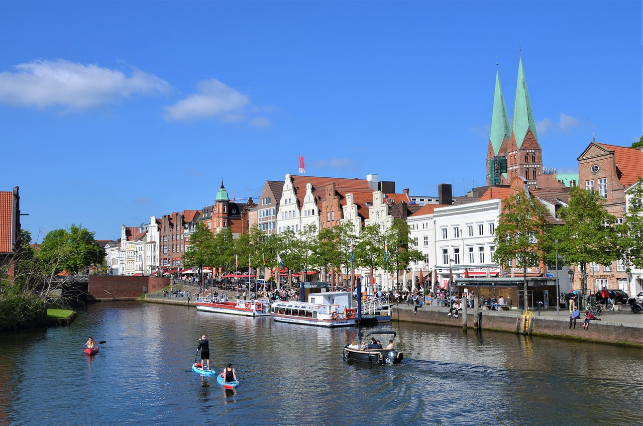 Die Altstadt von Lübeck mit Booten erkunden.