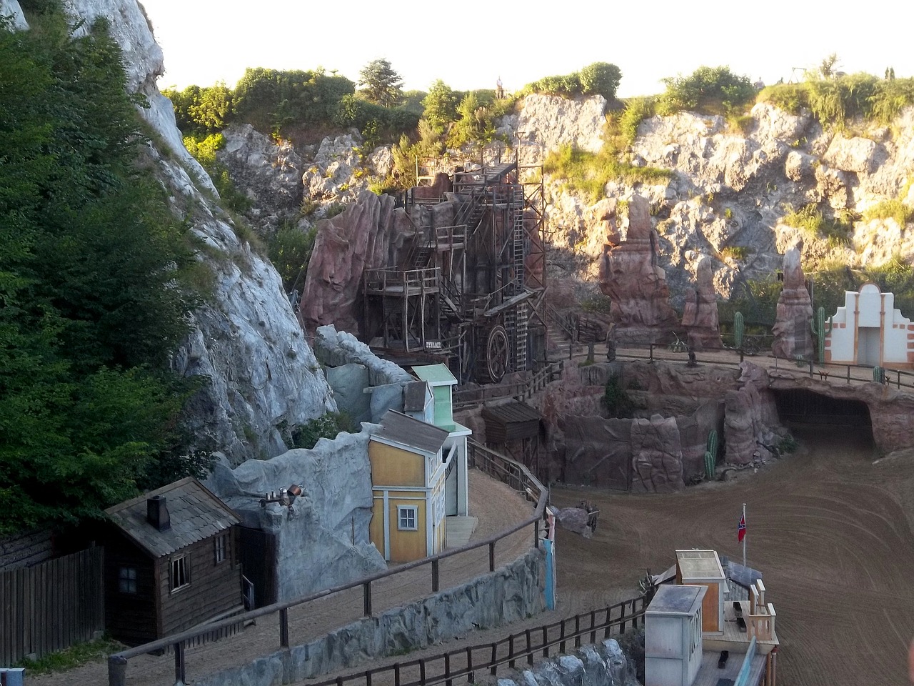 Der Kalkfels und die Karl-May-Festspiele sind bekannte Wahrzeichen von Bad Seegeberg.